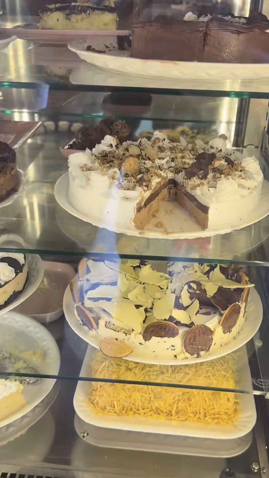 Variedade de tortas e doces na vitrine