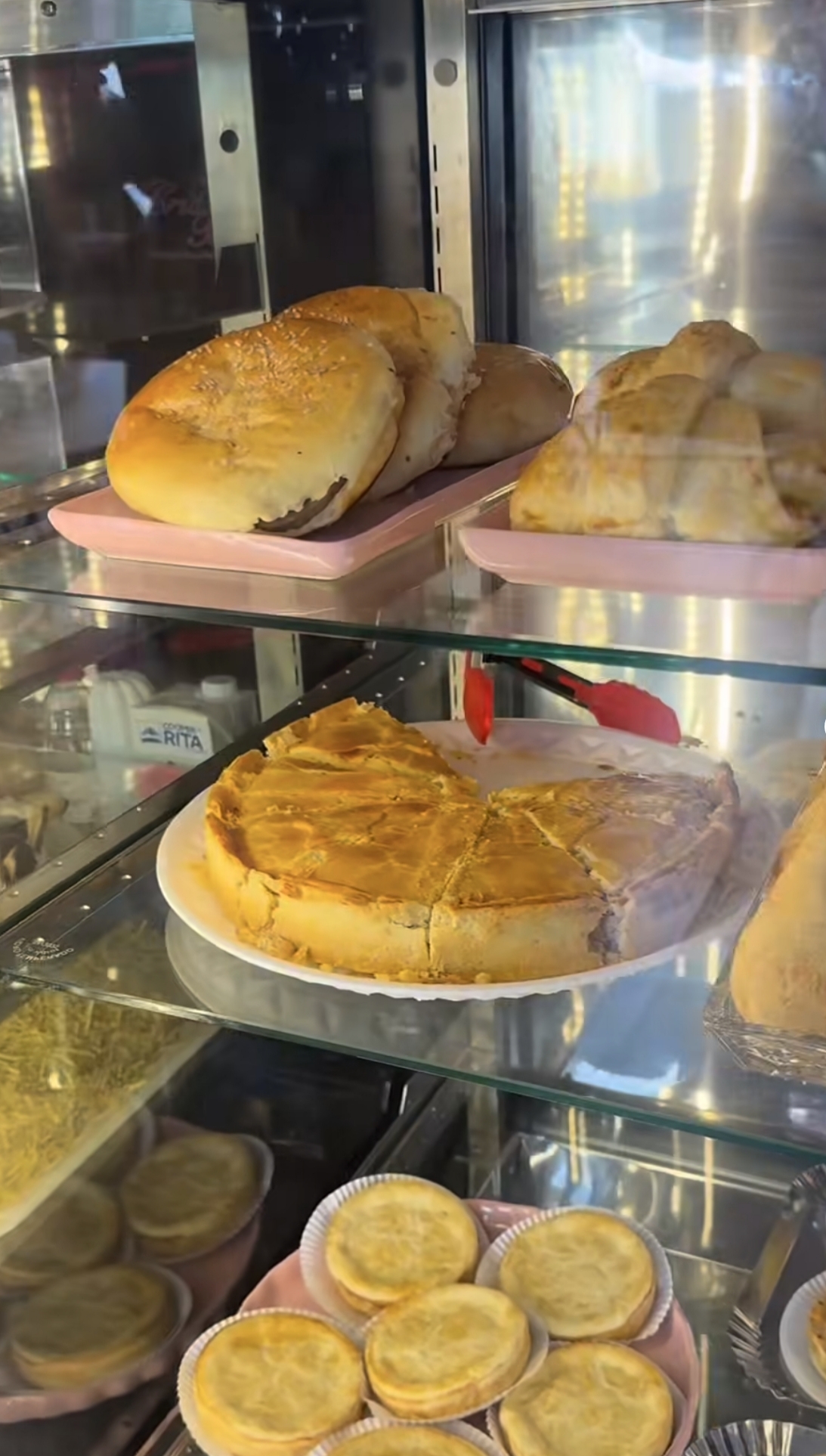 Variedade de salgados na vitrine